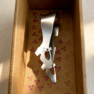 Off to see the Wizard stainless steel serving tongs presented in kraft gift box with floral lining